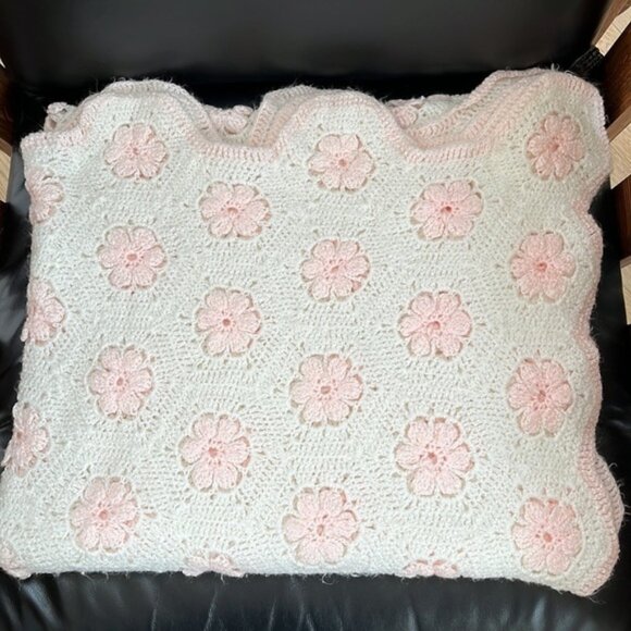HAND MADE CROCHETED Cozy Blanket White Scalloped Edge Pink Flowers Cottagecore - Picture 2 of 13